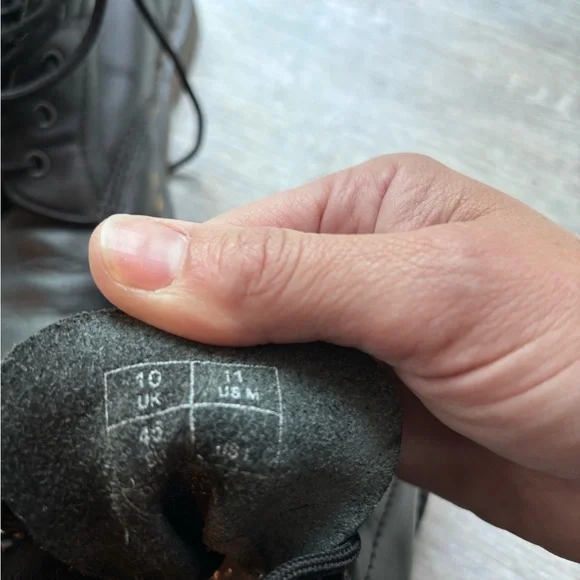 Dr Martens 8 eyelet black leather boots. Us mens 11 - Picture 7 of 8